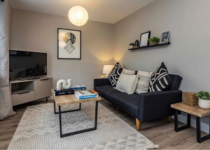 Cosy Home With Snug And Three Bedrooms Message Us For Long Stay Prices