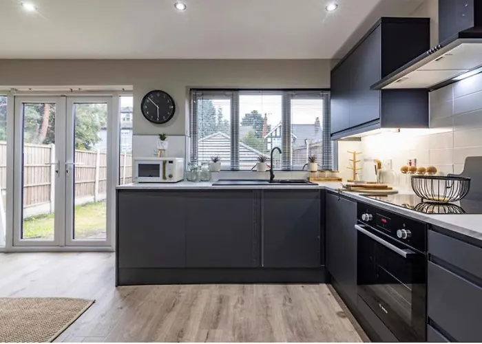 Cosy Home With Snug And Three Bedrooms Message Us For Long Stay Prices