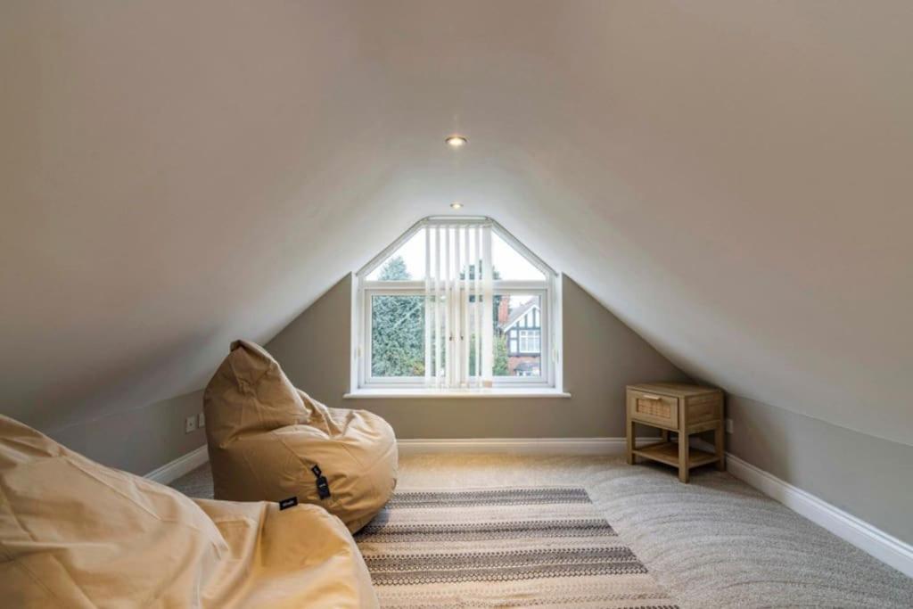 Cosy With Snug And Three Bedrooms Message Us For Long Prices Villa *